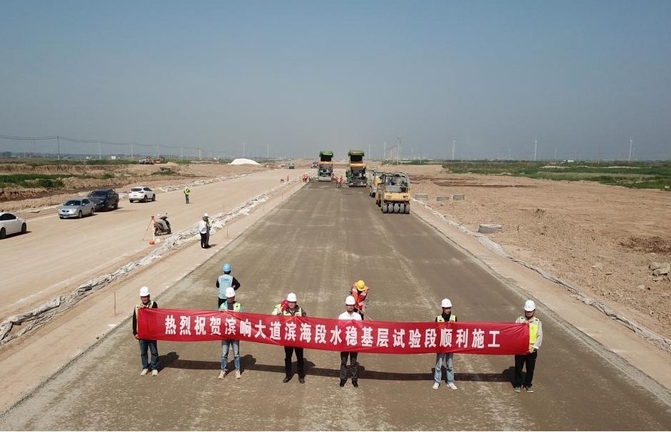 新進(jìn)展！濱響大道水穩(wěn)層開(kāi)始鋪設(shè)1.jpg