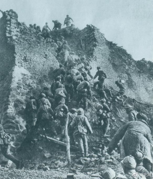 1948年12月，人民解放軍向新保安守敵發(fā)起攻擊。這是解放軍戰(zhàn)士登上新保安城頭。 